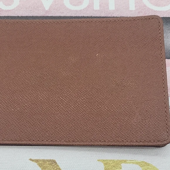 Taiga Leather LV Card Holder - Picture 2 of 8